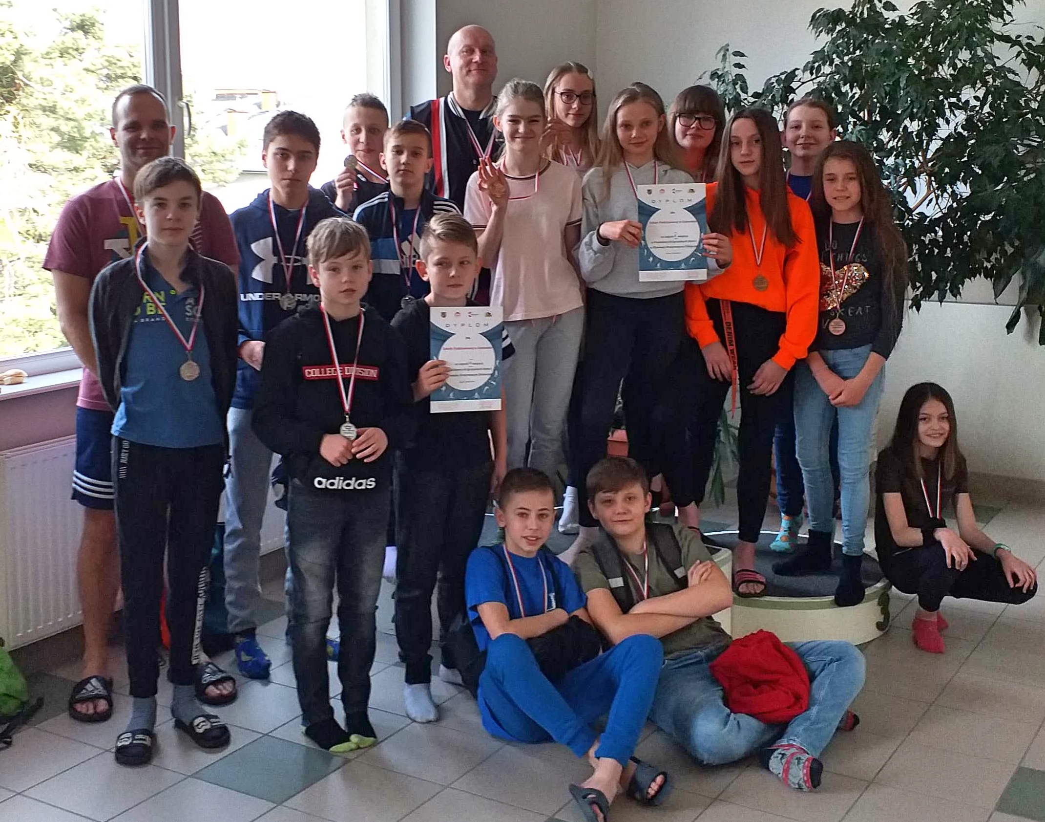 Uczniowie naszej szkoły  z medalami w Powiatowych Igrzyskach Dzieci  w Pływaniu Drużynowym.