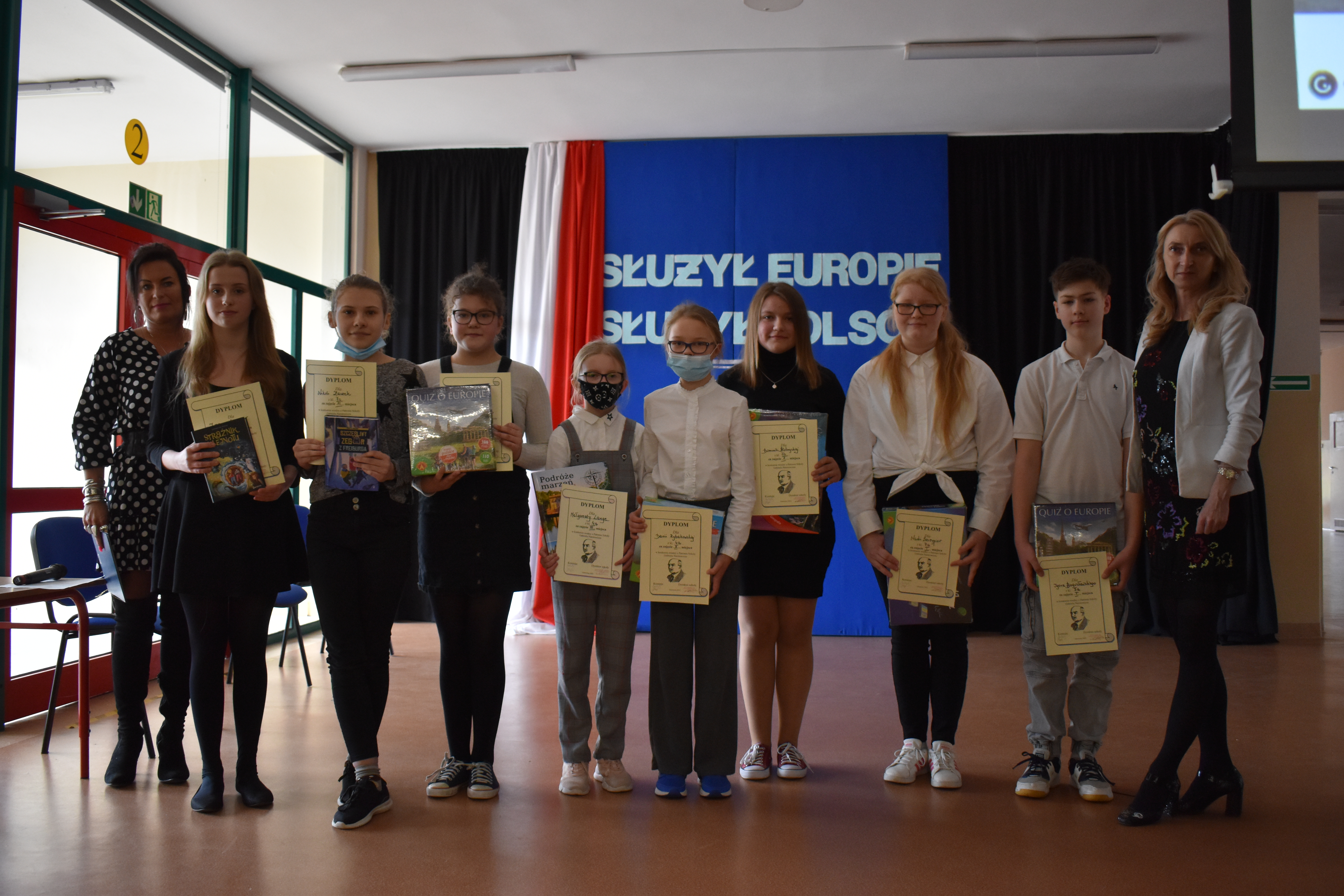 Laureaci konkursów związanych z obchodami Dnia Patrona Szkoły.