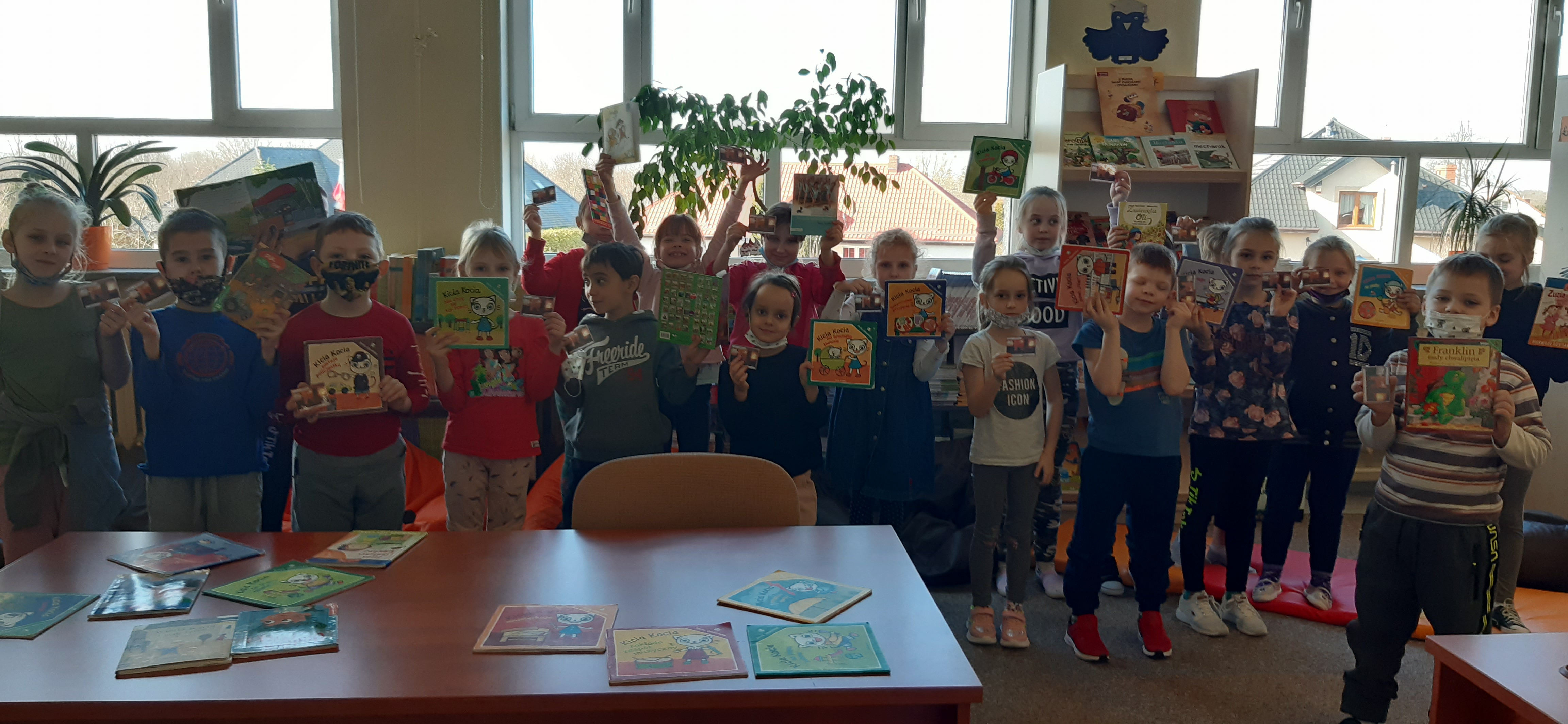 Uroczyste pasowanie pierwszoklasistów na czytelników biblioteki szkolnej.