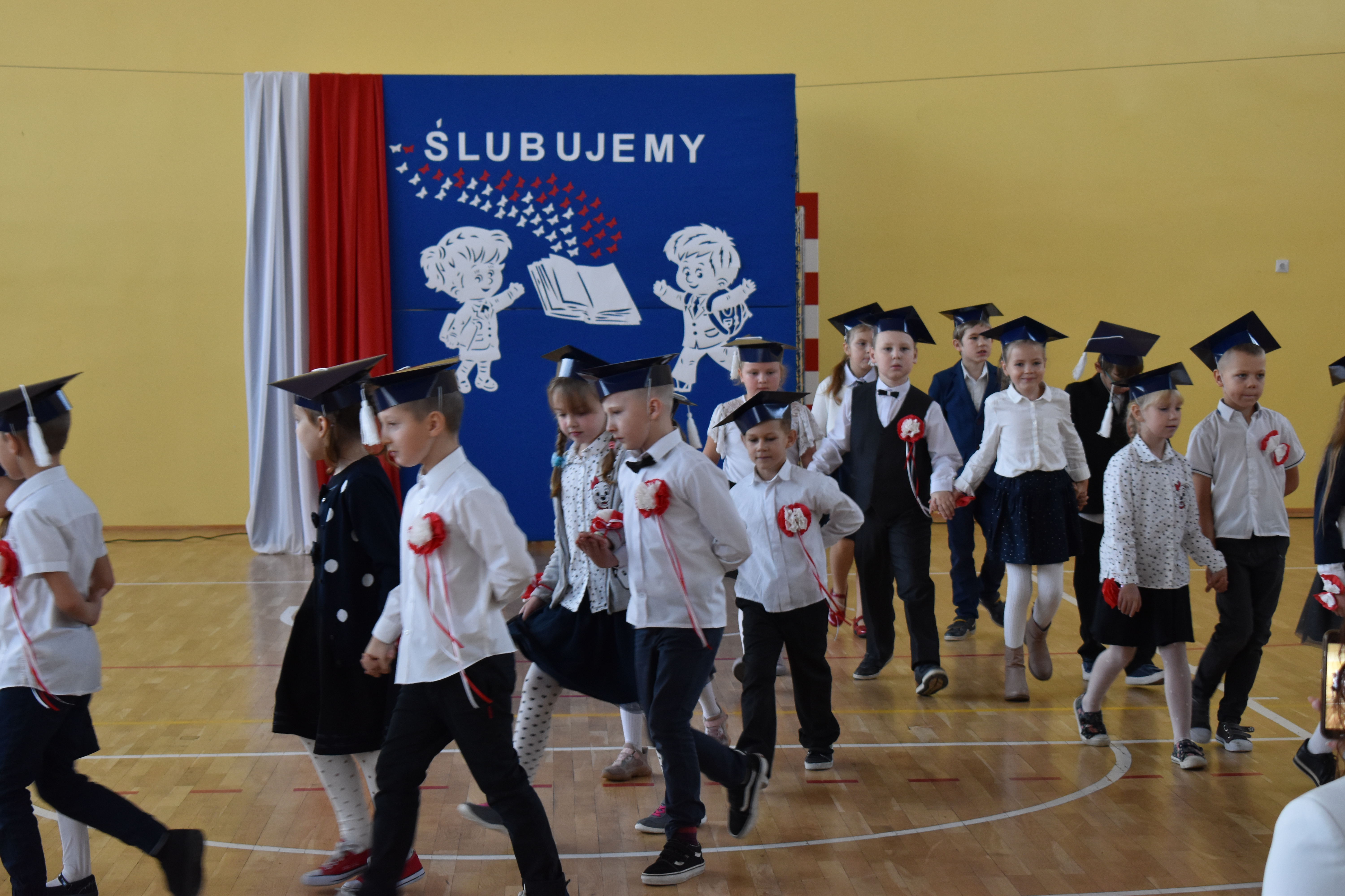 Uroczystość pasowania klas pierwszych.