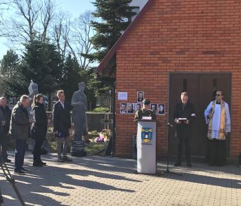 Udział delegacji z Gniewina na uroczystości Odsłonięcia Tablicy w Hołdzie Niezłomnym Bohaterom. zdjecie 1