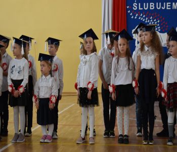 Uroczystość pasowania klas pierwszych. zdjecie 11