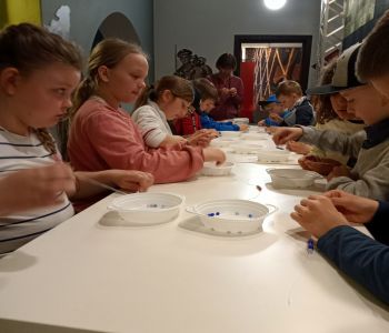 Klasy trzecie w Muzeum Ziemi Puckiej i hucie szkła. zdjecie 5
