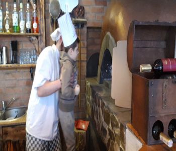 Warsztaty przygotowywania i wypieku pizzy dla Przedszkolaków. zdjecie 4