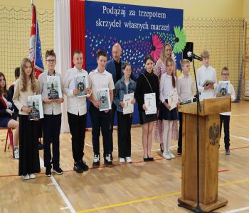 Klasy młodsze powitały wiosnę. 7