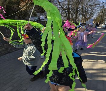 Klasy młodsze powitały wiosnę. zdjecie 1