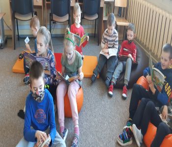 Uroczyste pasowanie pierwszoklasistów na czytelników biblioteki szkolnej. zdjecie 10