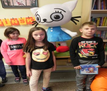 Autorka Kici Koci zagościła w szkolnej bibliotece. Spotkanie z Anitą Głowińską. zdjecie 22