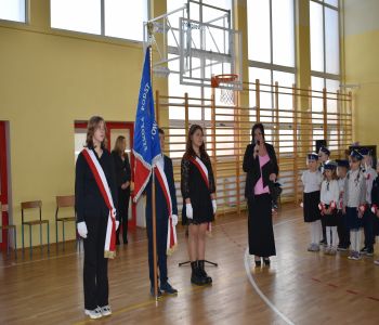 Uroczystość pasowania klas pierwszych. zdjecie 5
