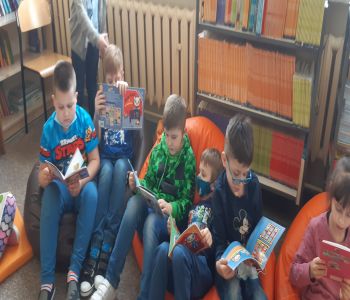 Uroczyste pasowanie pierwszoklasistów na czytelników biblioteki szkolnej. zdjecie 13