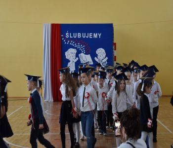 Uroczystość pasowania klas pierwszych. zdjecie 34
