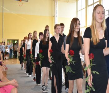 Uroczyste zakończenie roku szkolnego. Ósmoklasiści zatańczyli poloneza. zdjecie 12