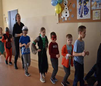 Bal karnawałowy klas młodszych. zdjecie 29