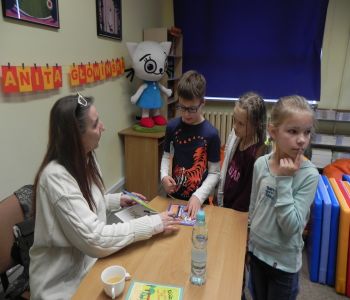 Autorka Kici Koci zagościła w szkolnej bibliotece. Spotkanie z Anitą Głowińską. zdjecie 37