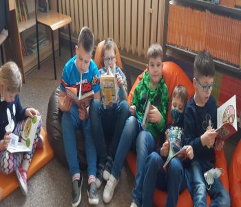 Uroczyste pasowanie pierwszoklasistów na czytelników biblioteki szkolnej. zdjecie 5