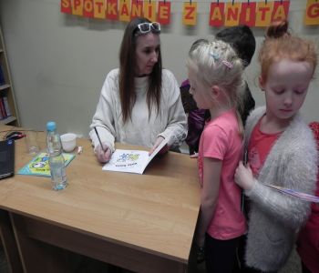 Autorka Kici Koci zagościła w szkolnej bibliotece. Spotkanie z Anitą Głowińską. zdjecie 26