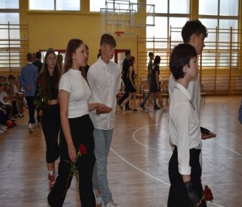 Uroczyste zakończenie roku szkolnego. Ósmoklasiści zatańczyli poloneza. zdjecie 3