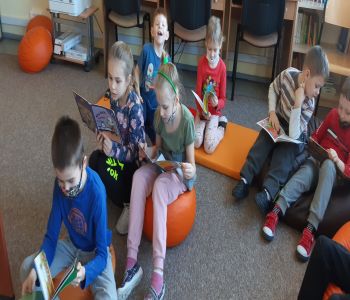 Uroczyste pasowanie pierwszoklasistów na czytelników biblioteki szkolnej. zdjecie 14