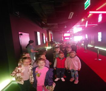 Wycieczka przedszkolaków do kina. zdjecie 2