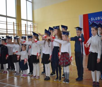 Uroczystość pasowania klas pierwszych. zdjecie 4