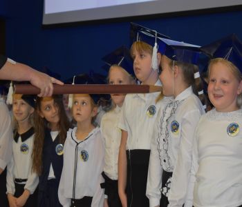 Ślubowanie klas pierwszych. zdjecie 6