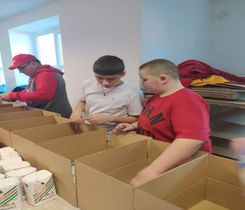 Szkolne Koło Wolontariatu pomaga Ukrainie. zdjecie 1