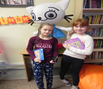 Autorka Kici Koci zagościła w szkolnej bibliotece. Spotkanie z Anitą Głowińską. zdjecie 21
