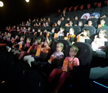 Wycieczka przedszkolaków do kina. zdjecie 0