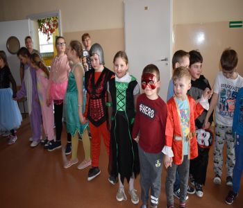 Bal karnawałowy klas młodszych. zdjecie 101