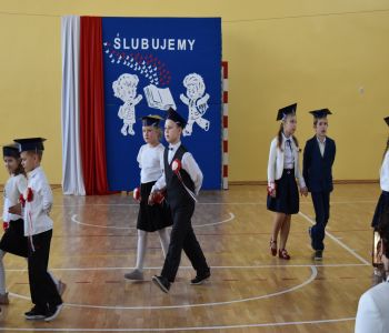 Uroczystość pasowania klas pierwszych. zdjecie 54
