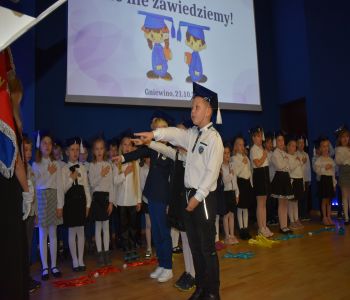 Ślubowanie klas pierwszych. zdjecie 37
