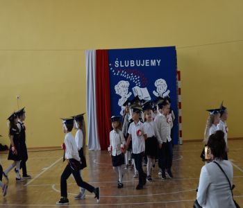Uroczystość pasowania klas pierwszych. zdjecie 39