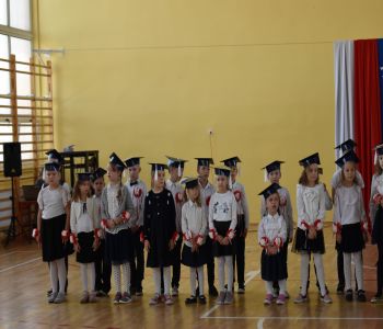 Uroczystość pasowania klas pierwszych. zdjecie 17