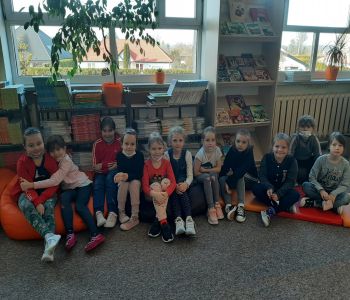 Uroczyste pasowanie pierwszoklasistów na czytelników biblioteki szkolnej. zdjecie 2