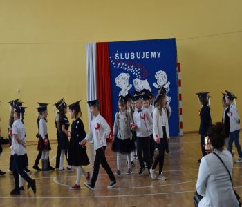 Uroczystość pasowania klas pierwszych. zdjecie 43