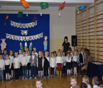 Uroczyste pasowanie na przedszkolaka. zdjecie 23