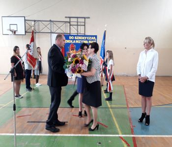 Uroczyste rozpoczęcie roku szkolnego 2017/2018 i pożegnanie Pani Dyrektor zdjecie 5
