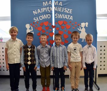 Klasy Oa i 0b dla Mam z okazji ich Święta. zdjecie 2