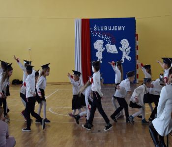 Uroczystość pasowania klas pierwszych. zdjecie 38