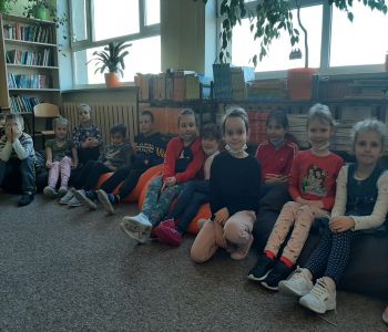Uroczyste pasowanie pierwszoklasistów na czytelników biblioteki szkolnej. zdjecie 0