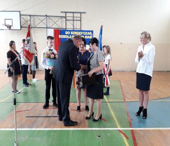 Uroczyste rozpoczęcie roku szkolnego 2017/2018 i pożegnanie Pani Dyrektor zdjecie 4