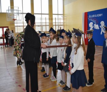 Uroczystość pasowania klas pierwszych. zdjecie 19