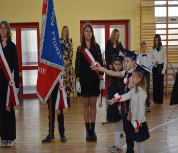 Uroczystość pasowania klas pierwszych. zdjecie 24