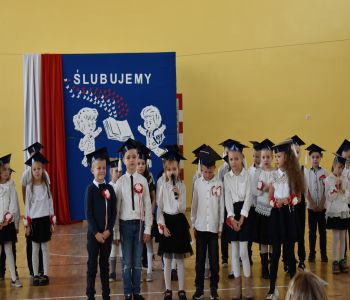 Uroczystość pasowania klas pierwszych. zdjecie 42