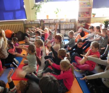 Autorka Kici Koci zagościła w szkolnej bibliotece. Spotkanie z Anitą Głowińską. zdjecie 12