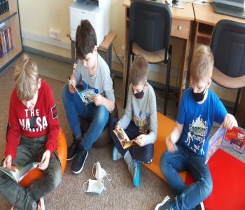 Uroczyste pasowanie pierwszoklasistów na czytelników biblioteki szkolnej. zdjecie 8