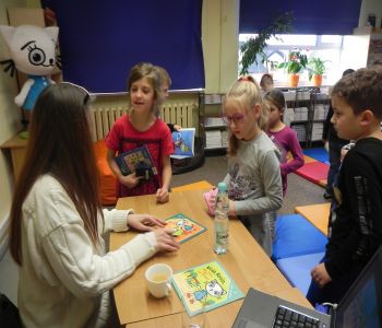 Autorka Kici Koci zagościła w szkolnej bibliotece. Spotkanie z Anitą Głowińską. zdjecie 16