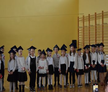 Uroczystość pasowania klas pierwszych. zdjecie 37