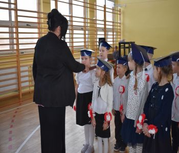 Uroczystość pasowania klas pierwszych. zdjecie 13
