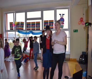 Bal karnawałowy klas młodszych. zdjecie 89